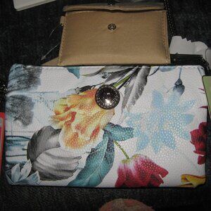 NWT Stone & Co floral leather crossbody/wristlet charging purse